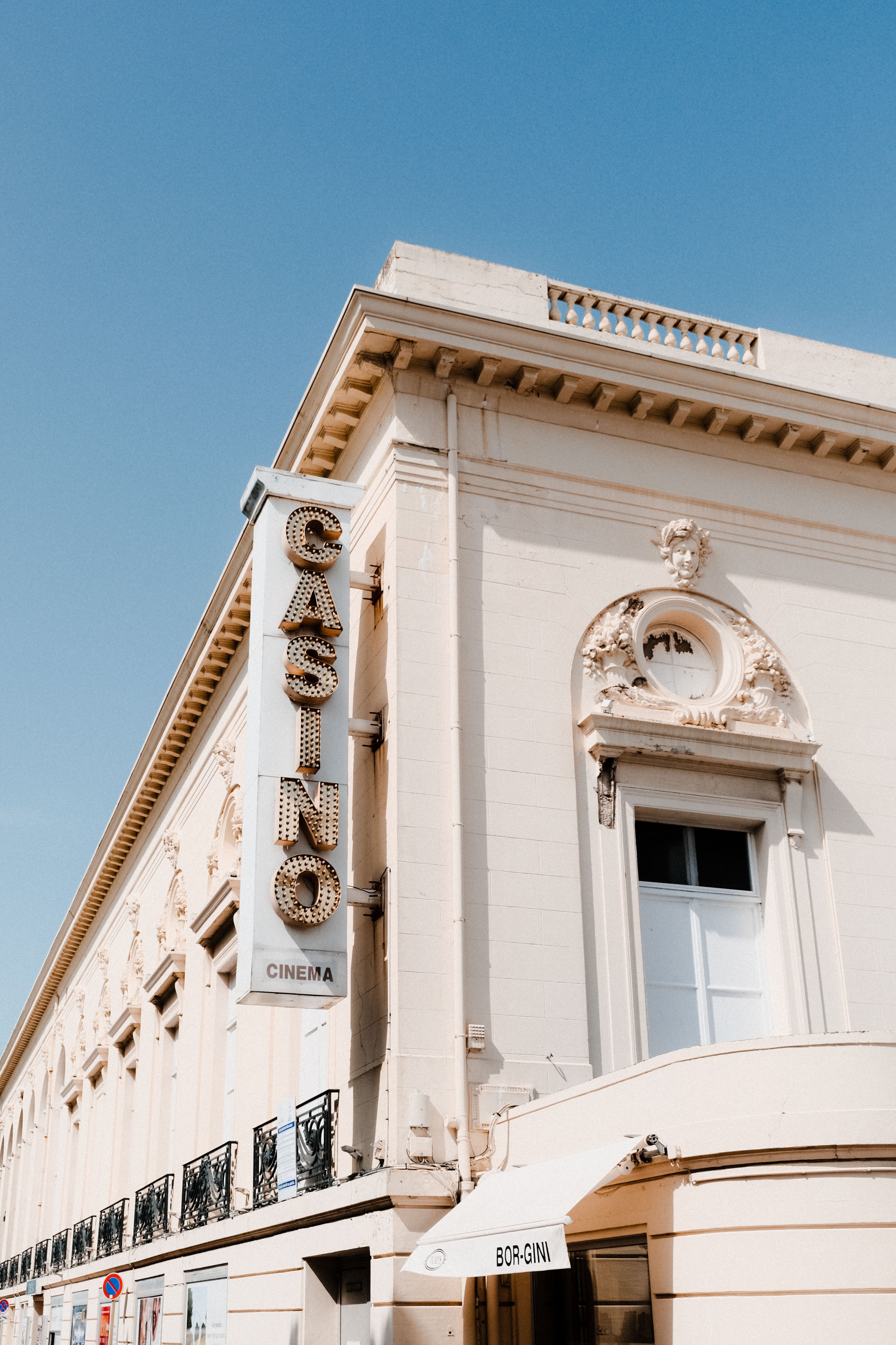El Casino de Cadaqués: d’una casa senyorial al saló del poble
